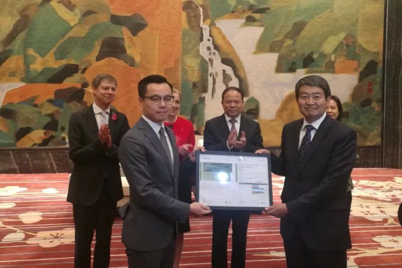 中电光谷负责该项目的总工程师刘岩松接受认证证书（右）.jpg